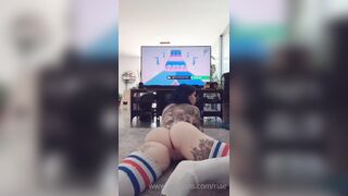 Suicide Tettona nuda davanti alla tb fica Primo piano