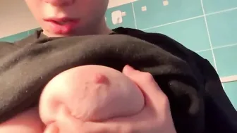 Ragazza italiana gioca con le sue tettone e si lecca i capezzoli