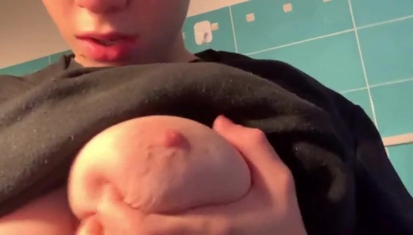 Ragazza italiana gioca con le sue tettone e si lecca i capezzoli