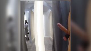 Esibizionista nudo in camerino segato da sconosciuta