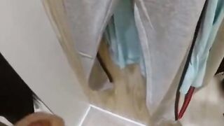 Esibizionista nudo in camerino segato da sconosciuta