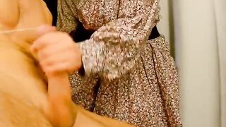 Sconosciuta sega esibizionista nel camerino del negozio