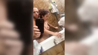 CHE ME STAI A DA GLI SCHIAFFI - Pompino e scopata in bagno fidanzata diciottenne