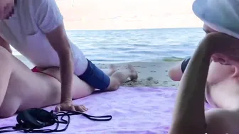 Ragazza Italiana Si Fa Massaggiare Da Un Nero In Spiaggia Images