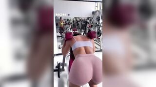 Bella culona in palestra