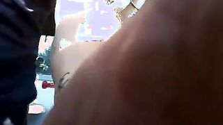 Ragazza italiana fa un pompino all'autista sull'autobus