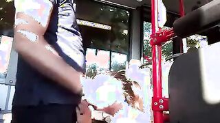 Ragazza italiana fa un pompino all'autista sull'autobus