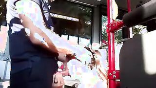 Ragazza italiana fa un pompino all'autista sull'autobus