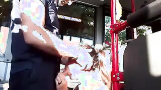 Ragazza italiana fa un pompino all'autista sull'autobus