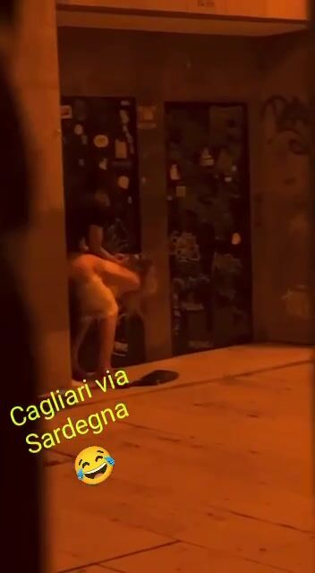 Coppia beccata a scopere in centro a Cagliari