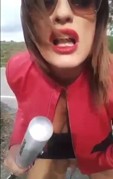 Mi rompo il culo nel parcheggio con una mazza da baseball TROIA ITALIANA C4