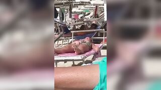 Si sditalina in spiaggia SPETTACOLO VA COME E' FELICE