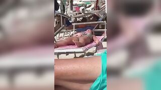 Si sditalina in spiaggia SPETTACOLO VA COME E' FELICE