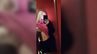 Lui la palpa e lei riprende col cellulare