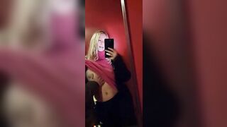 Lui la palpa e lei riprende col cellulare