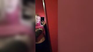 Lui la palpa e lei riprende col cellulare