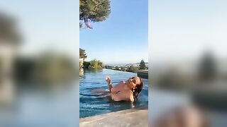 Paola Saulino Aperitivo a tette nude in piscina OF