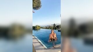 Paola Saulino Aperitivo a tette nude in piscina OF