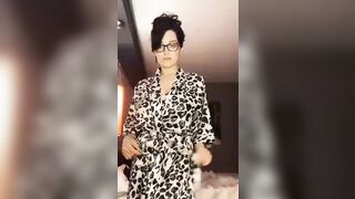 Strip morettina con occhiali tettona