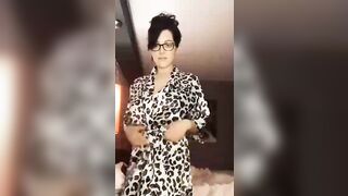 Strip morettina con occhiali tettona