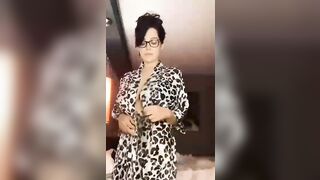 Strip morettina con occhiali tettona