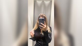 Ti piace spiarmi nei camerini?