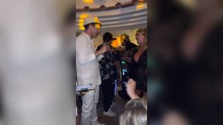 Milf tettona fa rizzare i cazzi in un locale milanese