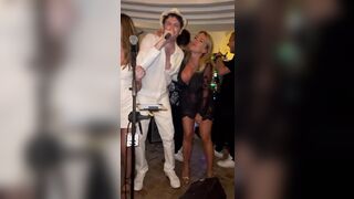 Milf tettona fa rizzare i cazzi in un locale milanese