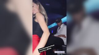 Una scatenata Anna Tatangelo Selfie in minigonna rossa