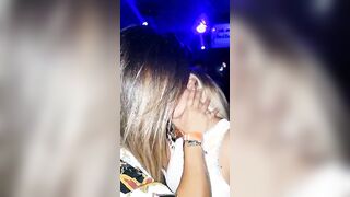 Amiche slinguano in discoteva davanti agli amici eccitati - BACIO LESBO ITALIANE