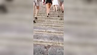 Turista culona salendo le scale