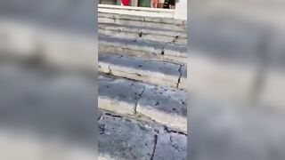 Turista culona salendo le scale