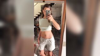 Arianna 18 anni tette con capezzoli duri