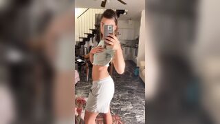 Arianna 18 anni tette con capezzoli duri