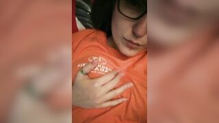 Palpandosi le tette in cameretta