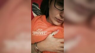 Palpandosi le tette in cameretta