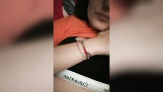 Palpandosi le tette in cameretta