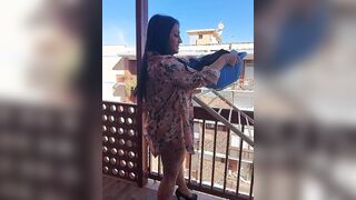 Sara Durante le faccende domestiche