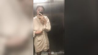 Asia selfie nuda in acensore OF