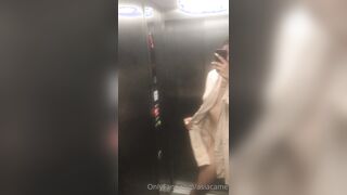 Asia selfie nuda in acensore OF