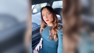Milf scosciata in macchina