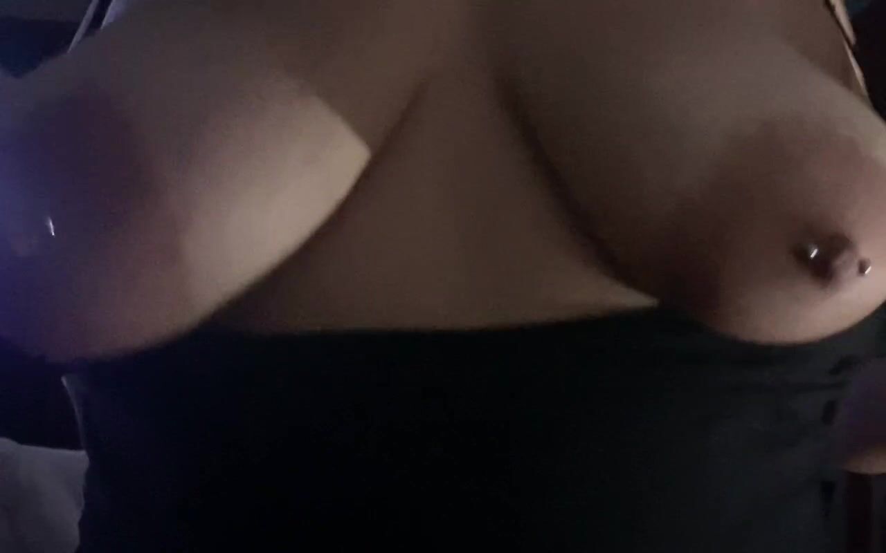La  mia tettona prende il cazzo