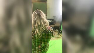 Paola Saulino indossa solo una camicia