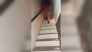 Salendo le scale in tacchi