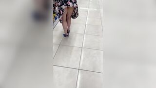 Al supermercato con mia moglie che fa la troia