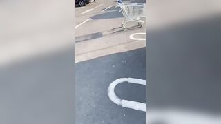 Al supermercato con mia moglie che fa la troia