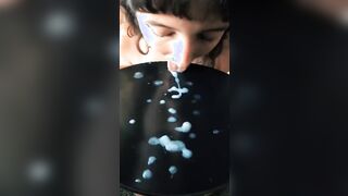 Sborra calda calda per lei che LECCA dal piatto