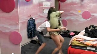 Nikita Pelizon Guerra di cuscini Lato B grande Fratello Vip