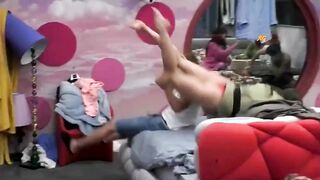 Nikita Pelizon Guerra di cuscini Lato B grande Fratello Vip