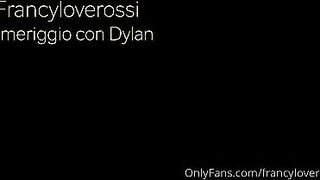 Scopamica sbattuta sul divano e sborrata in faccia